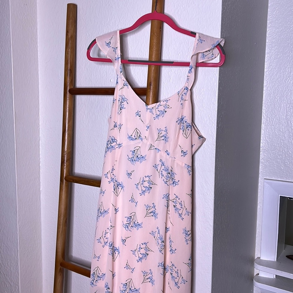 Flowy floral maxi dress! Open back with tie